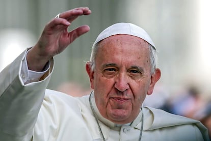 Francisco durante una audiencia pública en la Plaza de San Pedro del Vaticano.