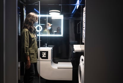 Una mujer visita el baño de Casa de Marte, el prototipo de casa del futuro pensada para la Generación Z.  