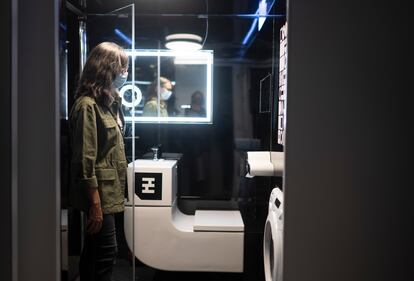 Una mujer visita el baño de Casa de Marte, el prototipo de casa del futuro pensada para la Generación Z.