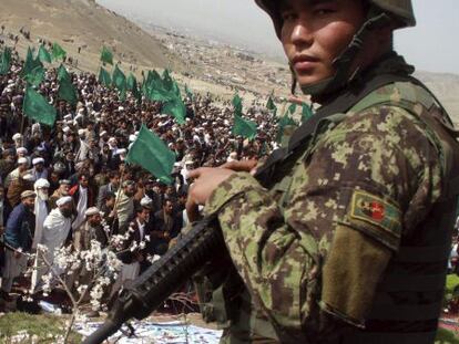 Un afgano vigila la celebraci&oacute;n del 33&ordm; aniversario del levantamiento de Herat contra la URSS, este mi&eacute;rcoles en Afganist&aacute;n.