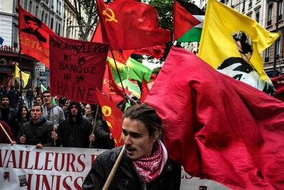 Manifestantes marchan durante el Día del Trabajo en Lyon, al este de Francia.