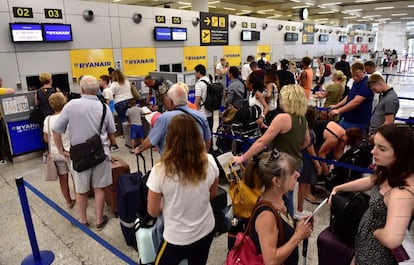Usuarios Ryanair esperan en los mostradores de la aerolínea en el aeropuerto de Palma de Mallorca.