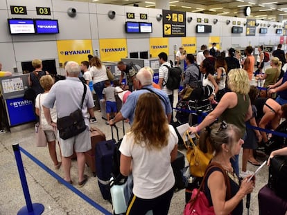 Usuarios de Ryanair esperan en los mostradores de la aerolínea en el aeropuerto de Palma de Mallorca.