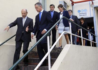 El lehendakari Iñigo Urkullu, acompañado por los consejeros de Desarrollo Económico, Arantza Tapia, y de Empleo Juan María Aburto, y el presidente de Vicrila, Luis María Fernández, entre otros.