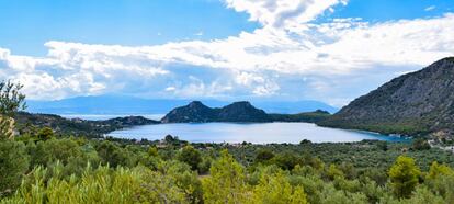 Vista del lago Vouliagmeni, cerca de Atenas.