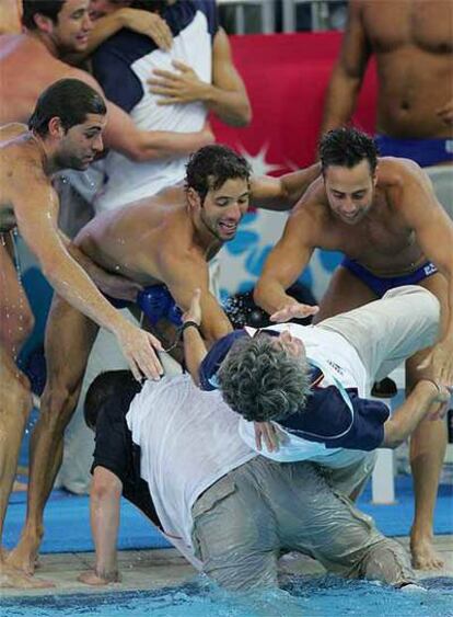 El seleccionador, Rafael Aguilar (a la derecha), es arrojado a la piscina por sus jugadores para celebrar el bronce.