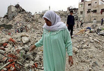 Una mujer palestina entre escombros.