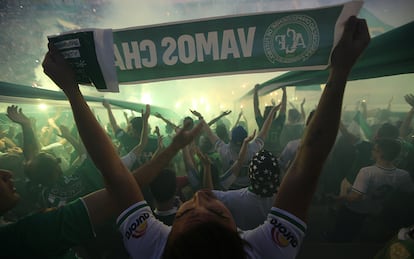 Seguidores del Chapecoense homenajean a su equipo en las gradas del estadio Arena Conda en Chapeco (Brasil).