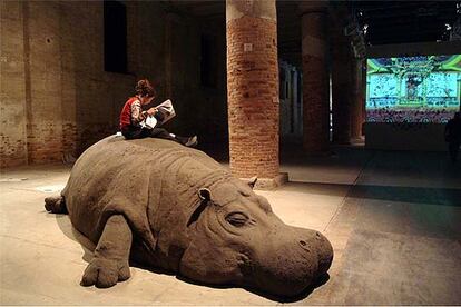 Instalación de Jennifer Allora y Guillermo Calzadilla, en la Bienal de Venecia de 2005.