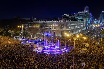 Las mujeres han vuelto a llenar las calles este 8 de marzo. Desde las grandes capitales a municipios más pequeños de España, las reivindicaciones feministas —como el fin de la violencia machista, de la brecha salarial y los techos de cristal— han resonado otra vez con fuerza. Pero, como ya ocurrió el pasado año y en el último Día Internacional contra la Violencia de Género, las consignas no han salido de una voz unida. En la imagen, la manifestación mayoritaria del 8-M en Madrid, a su paso por la Plaza de Cibeles.
