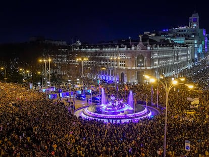 Manifestantes de la marcha mayoritaria del 8-M en la Plaza de Cibeles, en Madrid.