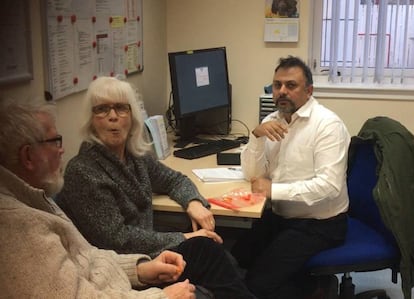 Jo Cameron come pimientos ultrapicantes en la consulta del anestesista Devjit Srivastava, en Inverness (Escocia).