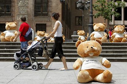 La plaza del Rey de Madrid, <i>tomada</i> por 50 centenar de osos de peluche gigantes.