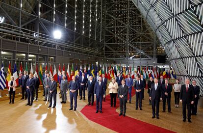 La canciller alemana Angela Merkel, en segunda fila, en el centro, posa junto con otros líderes de la UE en una foto de grupo tomada el jueves en Bruselas.