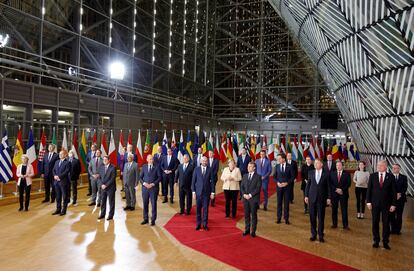 La canciller alemana Angela Merkel, en segunda fila, en el centro, posa junto con otros líderes de la UE en una foto de grupo tomada el jueves en Bruselas. 