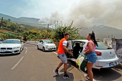 Vecinos del barrio de Las Llanadas, en el municipio tinerfeño de Los Realejos, recogen sus pertenencias y desalojan sus casas por recomendación de las autoridades ante la cercanía del incendio que afecta al norte de la isla. 
