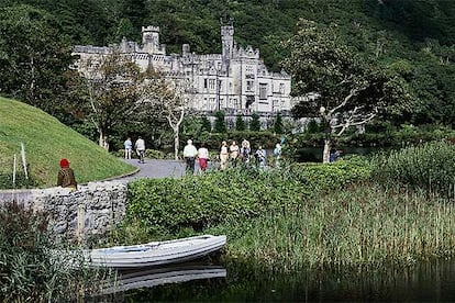 La abadía de Kylemore, construida entre 1867 y 1871, es actualmente una escuela, aunque se puede visitar para descubrir su suntuosa decoración victoriana.