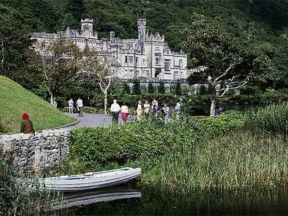 La abadía de Kylemore, construida entre 1867 y 1871, es actualmente una escuela, aunque se puede visitar para descubrir su suntuosa decoración victoriana.