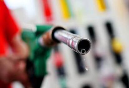 Una boquilla de abastecimiento de gasolina en una estación de Colonia (Alemania). EFE/Archivo