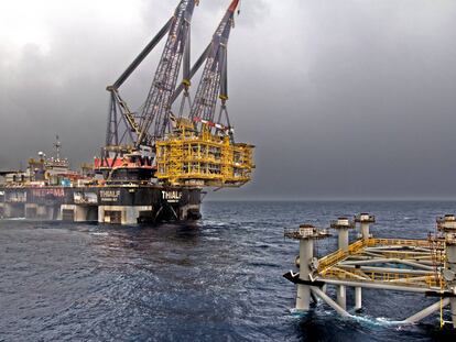 Instalación de la plataforma para el almacén de gas del proyecto Castor, en 2013.