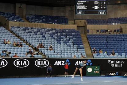 Muguruza sirve durante el partido en Melbourne frente a Konta, con las gradas de la pista Margaret Court semivacías.