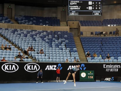 Muguruza sirve durante el partido en Melbourne frente a Konta, con las gradas de la pista Margaret Court semivacías.