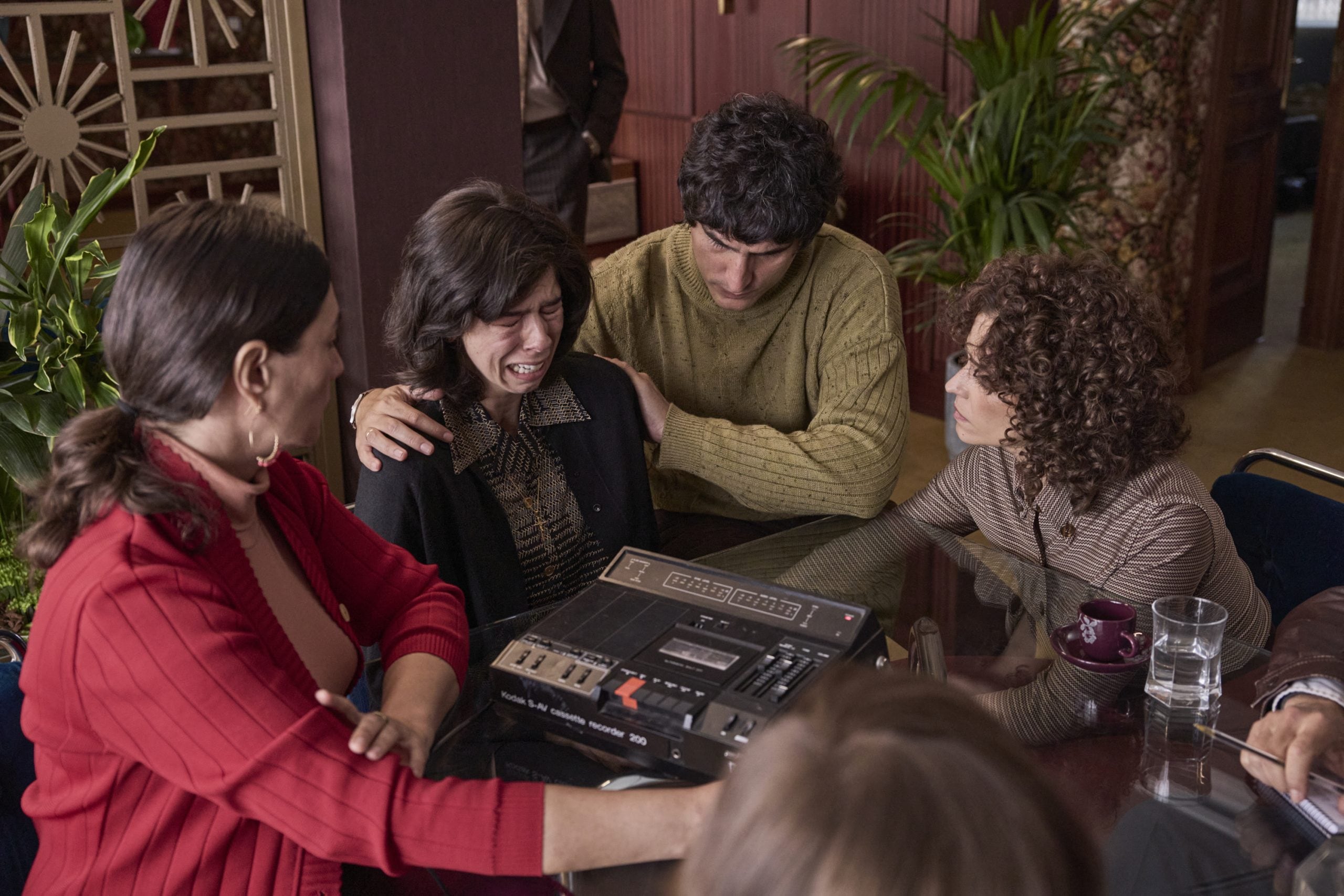 Julia de Castro (segunda desde la izquierda) interpreta a la esposa de Quini en 'Por cien millones'.