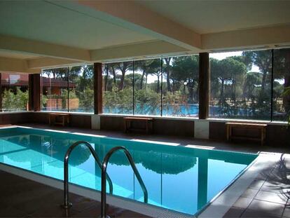Piscina climatizada del parador de Tordesillas, que cuenta además con un gimnasio y sauna.