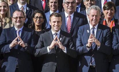 Macron posa con miembros de la comisi&oacute;n de evaluaci&oacute;n del COI.
 