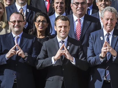 Macron posa con miembros de la comisi&oacute;n de evaluaci&oacute;n del COI.
 