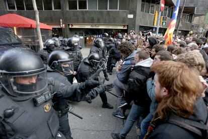 Agents antiavalots dels Mossos contenen els manifestants que es troben davant de la Delegació del Govern espanyol.