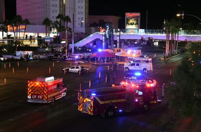 Polícia e equipe de emergência no cruzamento de Las Vegas Boulevard com a avenida Tropicana após o tiroteio em um festival de música country.