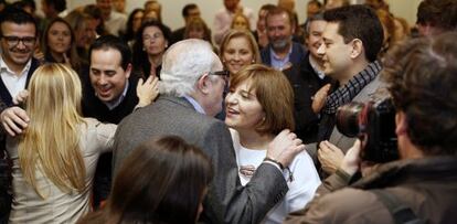 La presidenta de los populares valencianos, Isabel Bonig, es felicitada en la reunión de la junta directiva regional.