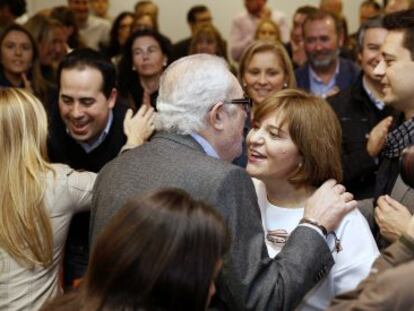 La presidenta de los populares valencianos, Isabel Bonig, es felicitada en la reunión de la junta directiva regional.