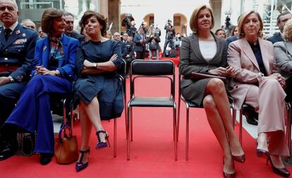 La presidenta de la Asamblea de Madrid, Paloma Adrados, la vicepresidenta del Gobierno, Soraya Sáenz de Santamaría, la secretaria general del PP y ministra de Defensa, María Dolores de Cospedal, y la delegada del Gobierno, Concepción Dancausa, durante el acto conmemorativo de la Fiesta del Dos de Mayo.