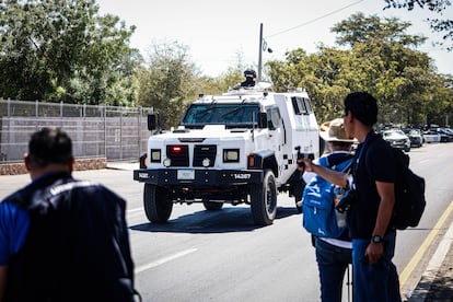 Un vehículo de la Guardia Nacional patrulla frente al penal de Aguaruto.