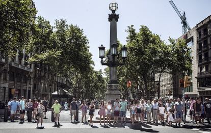 El nacimiento de La Rambla desde la plaza de Cataluña. El 17 de agosto de 2017, Younes Abouyaaqoub entró en este paseo dispuesto a matar.