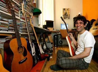 Alberto Matesanz, <i>Mate, </i>en el estudio de grabación que ha instalado en su casa.