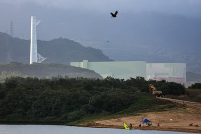Los bañistas disfrutan de una tarde de domingo en una playa cercana a la cuarta central nuclear, o central nuclear de Longmen, en Taiwán, el 27 de octubre de 2024.