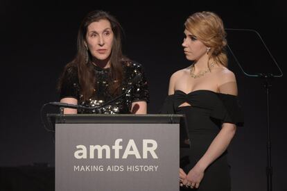 La artista Laurie Simmons y, a la derecha, la actriz de la serie 'Girls' Zosia Mamet sobre el escenario.