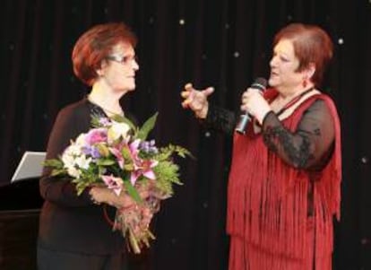 La pintora Cecilia Jiménez (i), que adquirió relevancia internacional tras los polémicos retoques que le dio al retrato de un eccehomo de la iglesa del Santuario de Misericordia de Borja (Zaragoza), recibió esta semana un homenaje en Zaragoza en el acto de clausura de un taller sobre consumo y mayores.