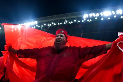 Un aficionado marroquí con una bandera desplegada en las gradas del estadio. 