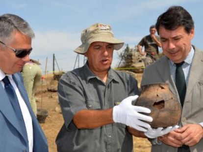 Gonz&aacute;lez, en una visita a un yacimiento arqueol&oacute;gico en Colmenar Viejo.