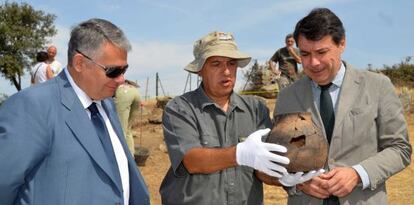 González, en una visita a un yacimiento arqueológico en Colmenar Viejo.