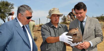 Gonz&aacute;lez, en una visita a un yacimiento arqueol&oacute;gico en Colmenar Viejo.