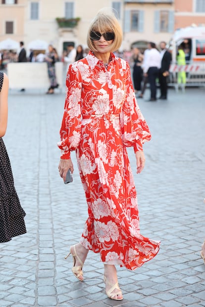 En muy pocas ocasiones Anna Wintour, lleva algo que no sea un vestido. El vestido largo es la pieza clave de su armario. Si puede ser colorido y estampado mejor que mejor.