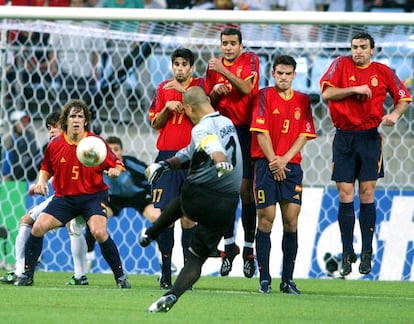 El portero de Paraguay Josçe Luis Chilavert, lanza una falta sobre la portería de Iker Casillas ( al fondo), mientras los jugadores españoles, ( de izquierda a derecha) Puyol, Valerón, Juanfran, Morientes y Javier De Pedro forman la barrera. España venció 3-1 en este partido del Mundial de Corea y Japón en 2002.