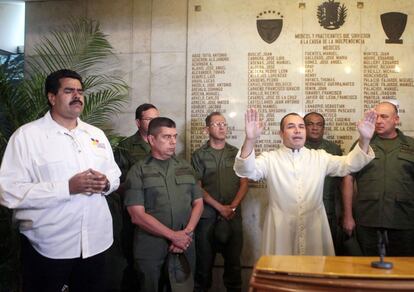 Nicolás Maduro, asiste a una misa junto a militares después de que el vicepresidente se dirigiera a la nación para anunciar la muerte del presidente Hugo Chávez en Caracas, Venezuela.
