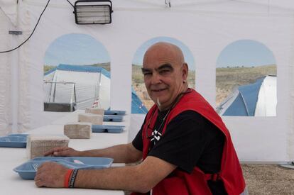 Javiertxo Ruiz es cocinereo de la misión Start. Posa en el comedor del hospital de campaña levantado a las afueras de Madrid para la formación del personal y la evaluación de la OMS.