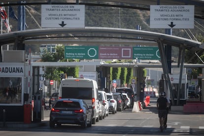 Varios vehículos esperan su turno en el control de la frontera de Gibraltar, este lunes.